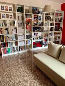 a living room with a couch in front of book shelves at La casa di Marty B&B in Berceto