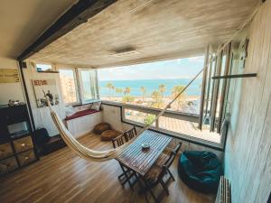 een hangmat in een kamer met uitzicht op de oceaan bij Impresionantes Vistas al Mar Menor in Playa Honda