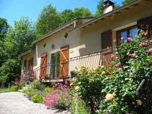 una casa con un ramo de flores delante de ella en Le Moulin du Barthas en Montredon-Labessonnié