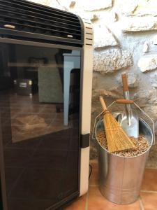 a metal pot with a broom in a toaster oven at La Cristalina in Prado