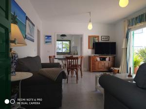A television and/or entertainment centre at Caracola azul