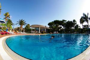 Bazén v ubytování Hotel Residence Costa Azzurra nebo v jeho okolí