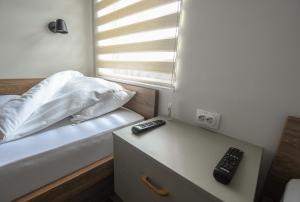 Una cama o camas en una habitación de Hostel Atrijum