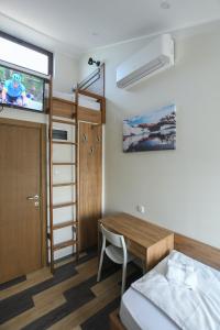 Televízia a/alebo spoločenská miestnosť v ubytovaní Hostel Atrijum