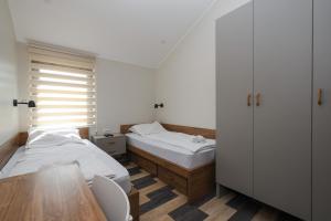 Uma cama ou camas num quarto em Hostel Atrijum