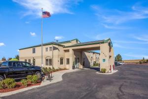 un hotel con bandera americana en un estacionamiento en Quality Inn & Suites en Meridian