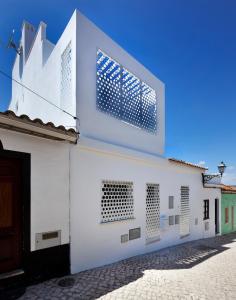 a white building with a window on the side of it at Casa Xonar in Silves