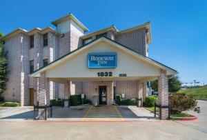 a building with a sign that reads hospital inn at Rodeway Inn Carrollton I-35E in Carrollton