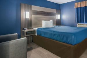 Postel nebo postele na pokoji v ubytování Rodeway Inn Carrollton I-35E