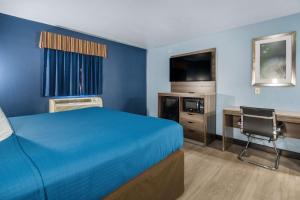 Postel nebo postele na pokoji v ubytování Rodeway Inn Carrollton I-35E