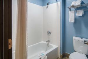 Koupelna v ubytování Rodeway Inn Carrollton I-35E