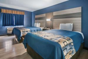 Postel nebo postele na pokoji v ubytování Rodeway Inn Carrollton I-35E