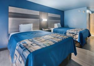 Postel nebo postele na pokoji v ubytování Rodeway Inn Carrollton I-35E