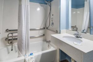 Koupelna v ubytování Rodeway Inn Carrollton I-35E