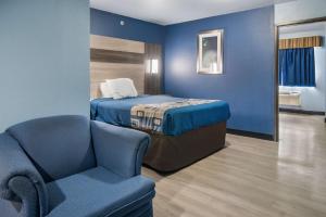 Postel nebo postele na pokoji v ubytování Rodeway Inn Carrollton I-35E