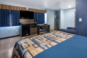 Postel nebo postele na pokoji v ubytování Rodeway Inn Carrollton I-35E