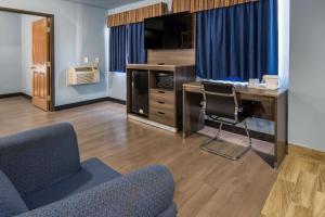 Kuchyň nebo kuchyňský kout v ubytování Rodeway Inn Carrollton I-35E