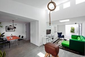 ein Wohnzimmer mit einem grünen Sofa und einem Tisch in der Unterkunft Casa Xonar in Silves