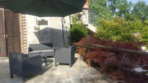 A seating area at B&B La Corte Dei Samidagi