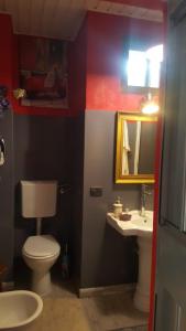 A bathroom at B&B La Corte Dei Samidagi
