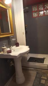 A bathroom at B&B La Corte Dei Samidagi