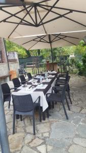 A restaurant or other place to eat at B&B La Corte Dei Samidagi