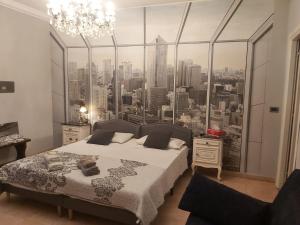 - une chambre avec un lit et une grande fenêtre dans l'établissement B&B La Corte Dei Samidagi, à Alexandrie