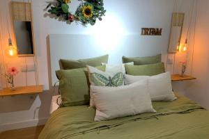 A bed or beds in a room at SG Apartamentos LA CASA DE CARLOS VUT47-229