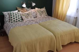 a bedroom with a bed with pillows on it at SG Apartamentos LA CASA DE CARLOS VUT47-229 in Valladolid