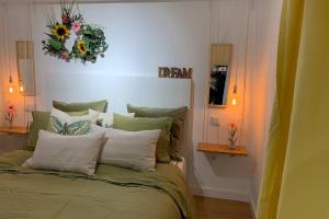 A bed or beds in a room at SG Apartamentos LA CASA DE CARLOS VUT47-229