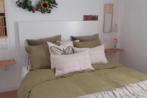 A bed or beds in a room at SG Apartamentos LA CASA DE CARLOS VUT47-229