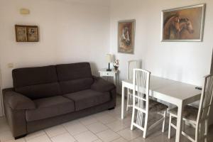 ein Wohnzimmer mit einem Sofa und einem Tisch in der Unterkunft Apartamento en La Pared Fuerteventura vista mar in Pájara