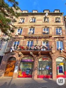 una fachada de un edificio con una tienda en LIFE RENAISSANCE - New Concept - Place Kléber en Estrasburgo