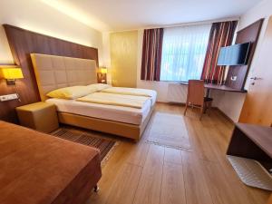 um quarto de hotel com uma cama e uma secretária em Strattnerhof em Frankenburg