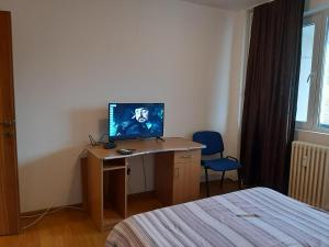 - une chambre avec un bureau et un ordinateur dans l'établissement Ultracentral apartment bulevard regele mihai nr 10, sc a ap 16, à Timişoara