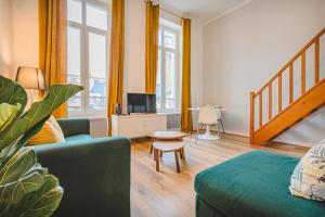 a living room with a couch and a tv at Hyper centre - Cathédrale in Reims