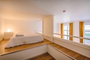 a bedroom with a bed and a window at Hyper centre - Cathédrale in Reims