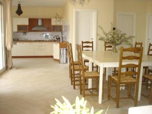 Villa Riviera في Latte: مطبخ وغرفة طعام مع طاولة وكراسي