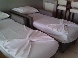 Posteľ alebo postele v izbe v ubytovaní Farol da Barra 209
