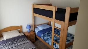 מיטה או מיטות קומותיים בחדר ב-4BR Quiet Apartment Miraflores Larcomar