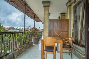 A balcony or terrace at Iman Homestay Ubud