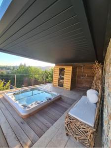 una bañera de hidromasaje en una terraza de madera en Villa des Anémones, en Le Beausset