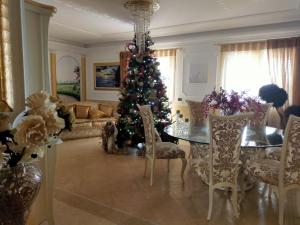 un árbol de Navidad en una sala de estar con mesa y sillas en Villa Fontana Saia, en Paola