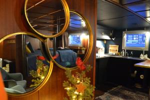 a mirror on the side of a train at La Cabine du Capitaine in Liège