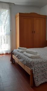 ロックフォール・ラ・ベドゥールにあるMaison en Provenceのベッドルーム1室(木製ヘッドボード付きのベッド1台付)