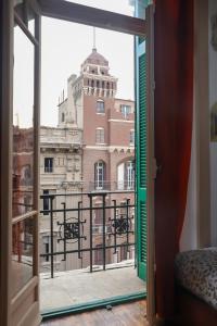 una ventana abierta con vistas a un edificio en Cairo International Hostel Downtown, en El Cairo