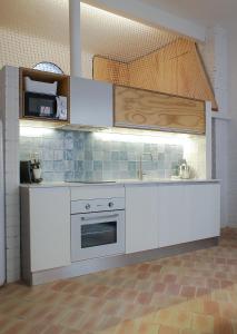 埃爾切的住宿－Casa Gall4，厨房配有白色橱柜和水槽