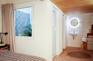 埃爾切的住宿－Casa Gall4，一间卧室配有床、水槽和窗户