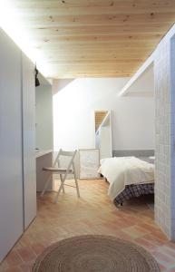 1 dormitorio con cama y techo de madera en Casa Gall4, en Elche