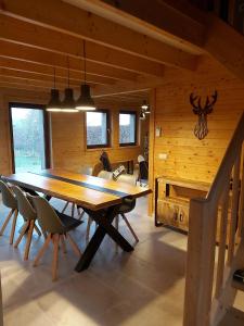 una sala da pranzo con tavolo e sedie in legno di Le refuge Ardennais a Libramont